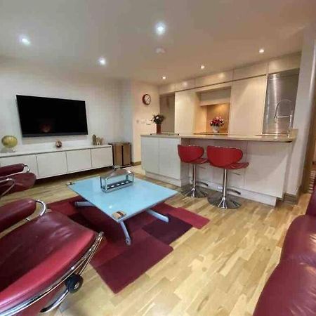 Lovely 2 Double Bedroom Flat With Patio Manchester Bagian luar foto