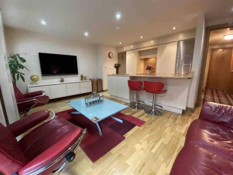 Lovely 2 Double Bedroom Flat With Patio Manchester Bagian luar foto
