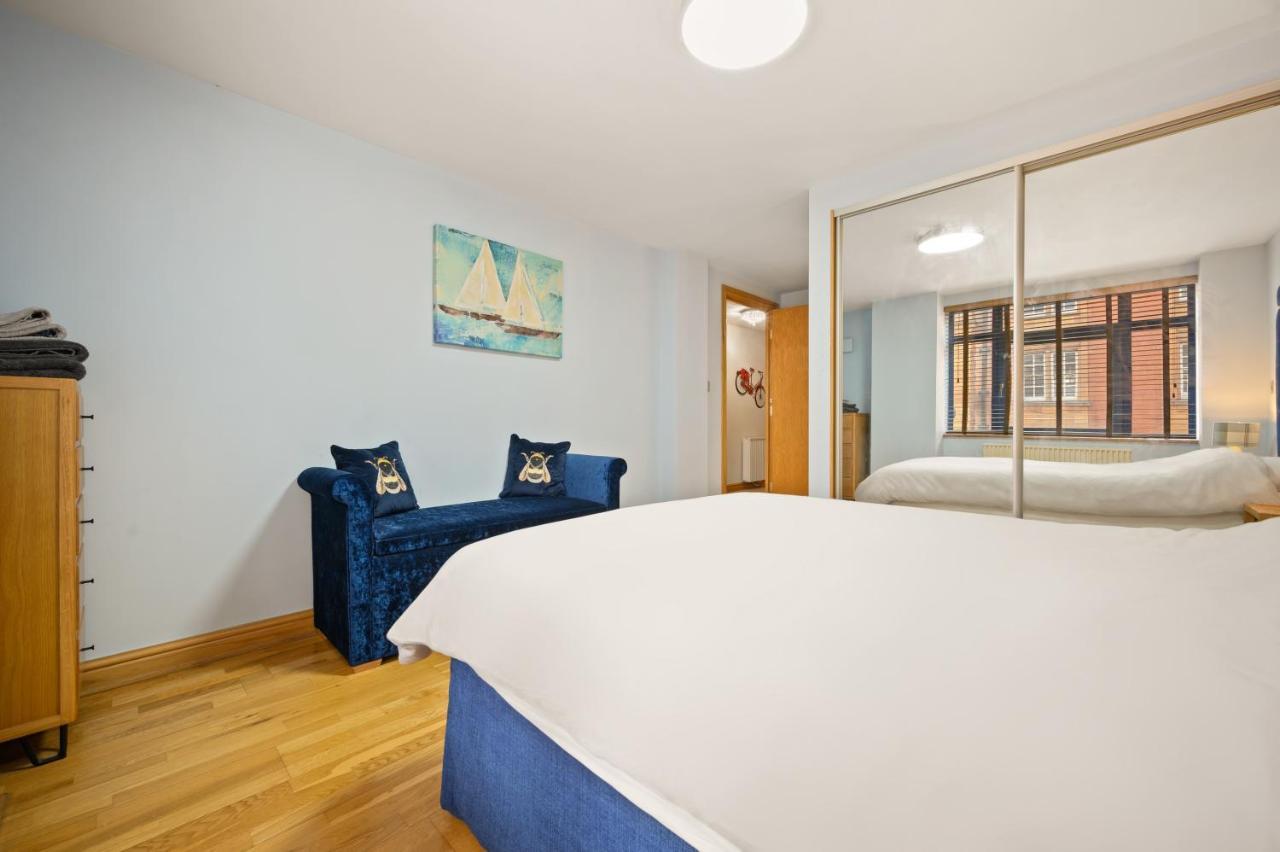 Lovely 2 Double Bedroom Flat With Patio Manchester Bagian luar foto