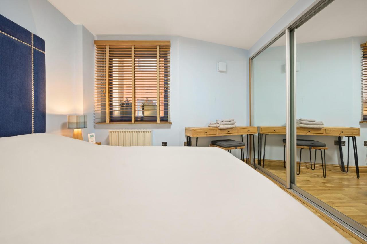 Lovely 2 Double Bedroom Flat With Patio Manchester Bagian luar foto