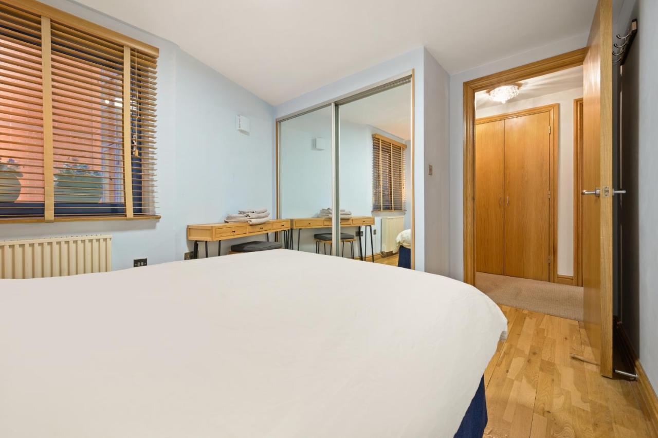 Lovely 2 Double Bedroom Flat With Patio Manchester Bagian luar foto