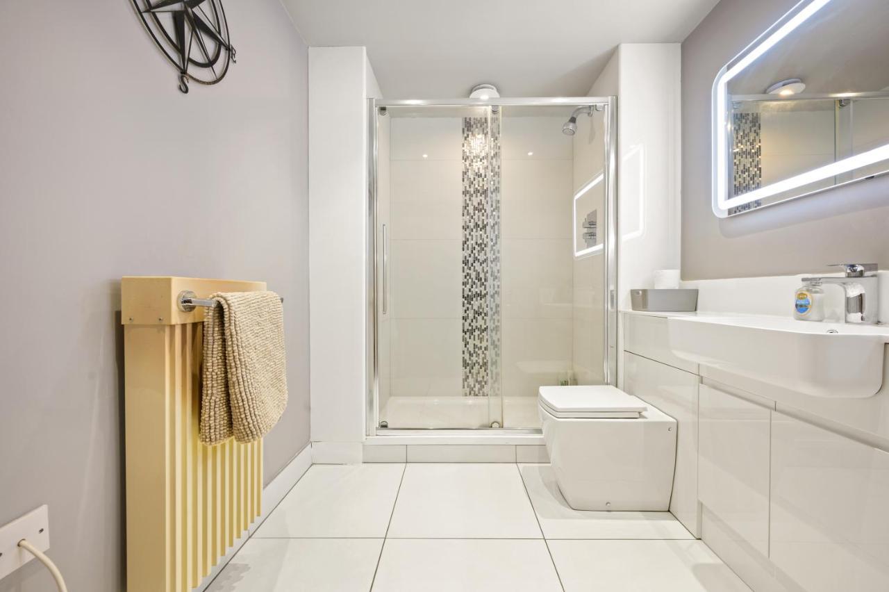 Lovely 2 Double Bedroom Flat With Patio Manchester Bagian luar foto