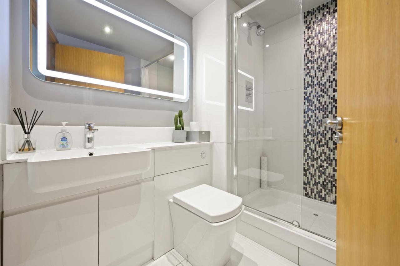 Lovely 2 Double Bedroom Flat With Patio Manchester Bagian luar foto