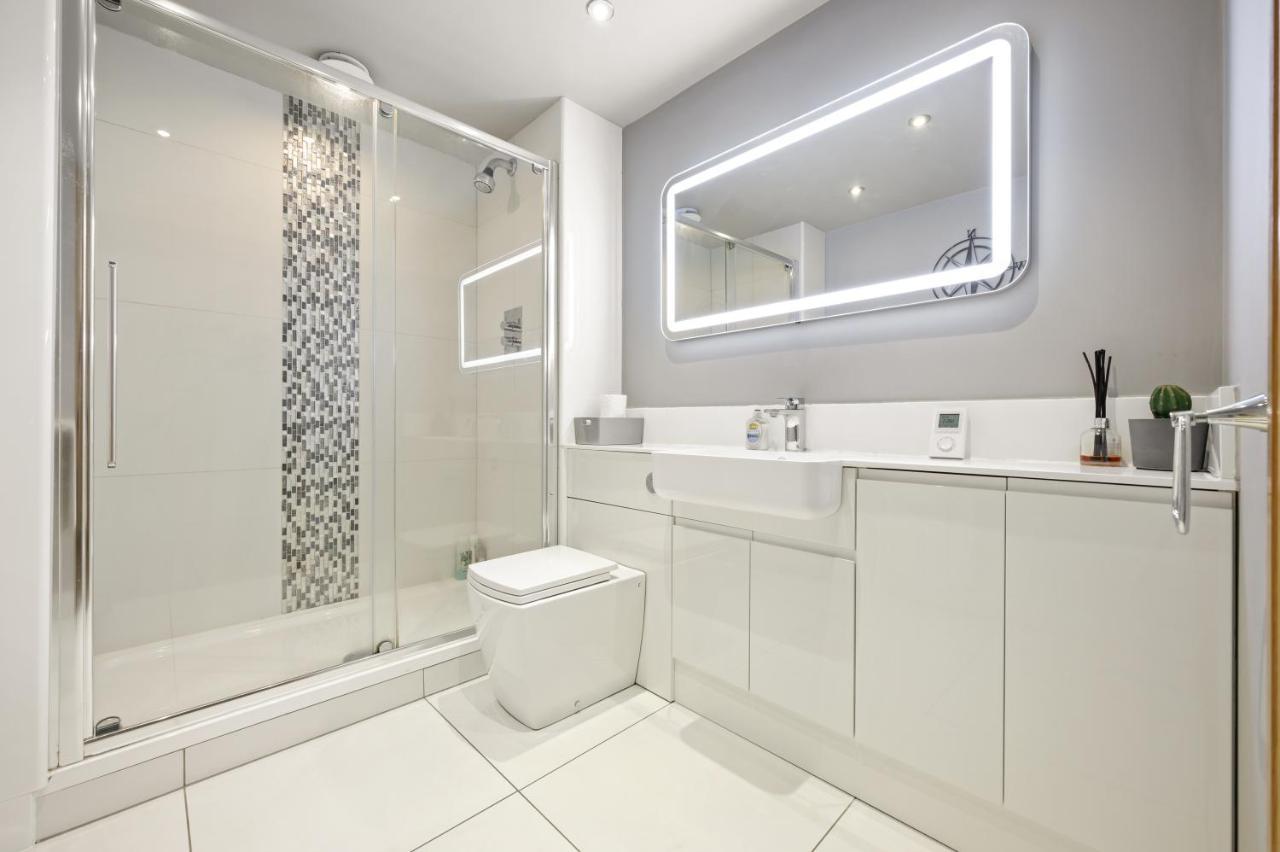 Lovely 2 Double Bedroom Flat With Patio Manchester Bagian luar foto