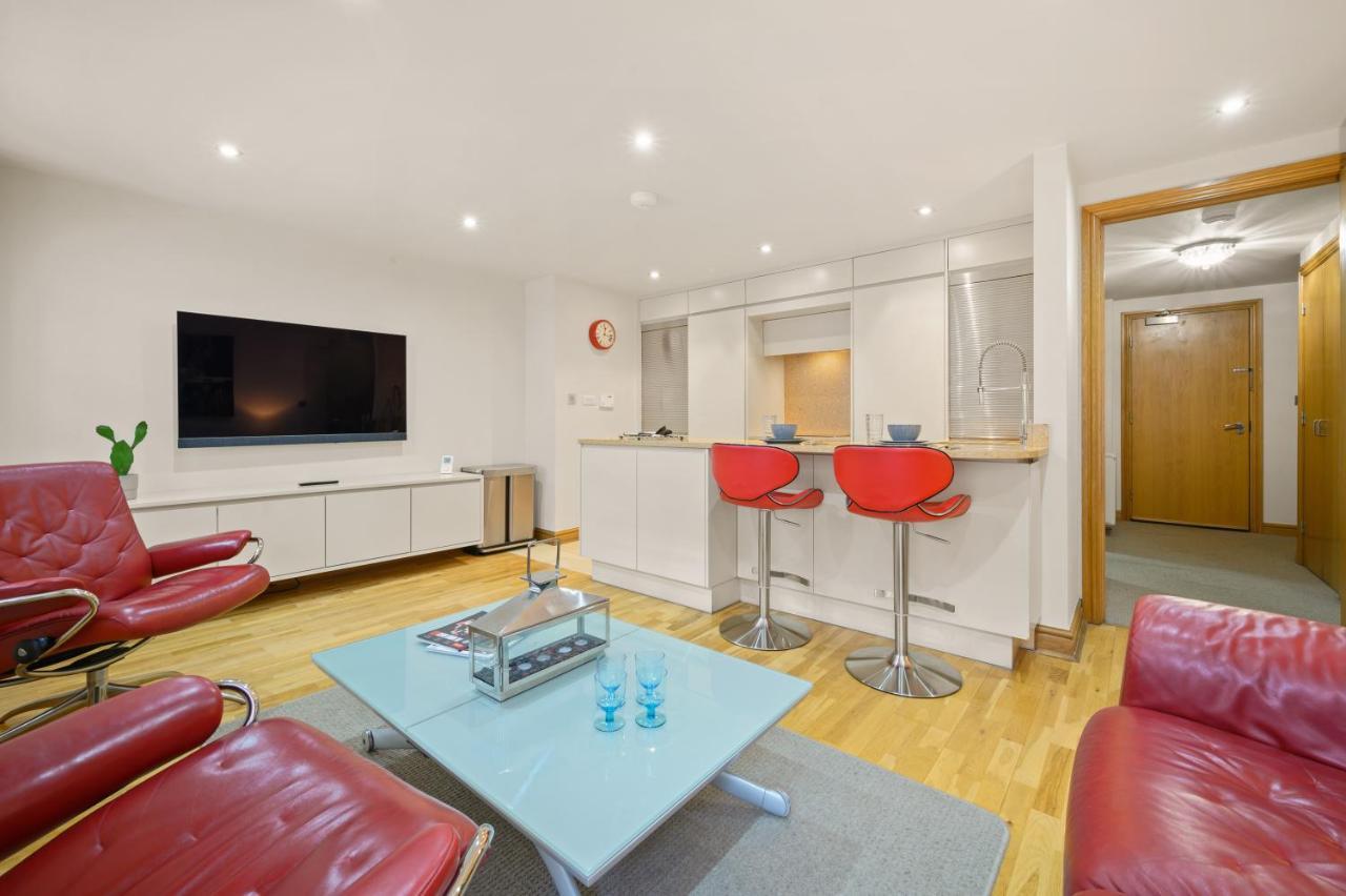 Lovely 2 Double Bedroom Flat With Patio Manchester Bagian luar foto