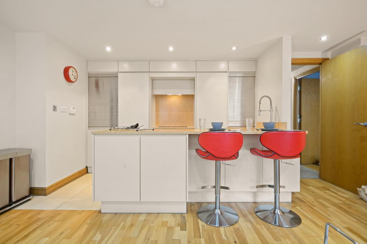 Lovely 2 Double Bedroom Flat With Patio Manchester Bagian luar foto