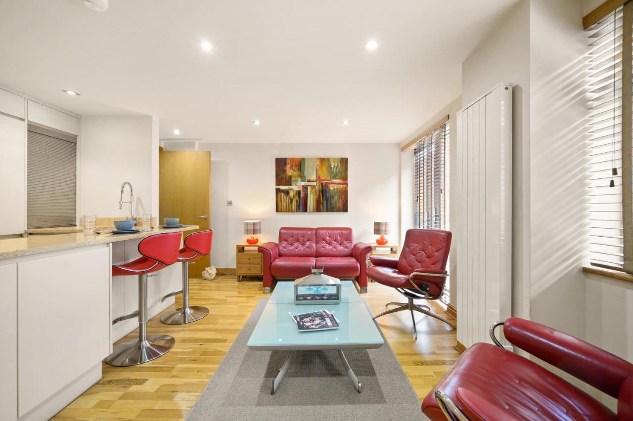 Lovely 2 Double Bedroom Flat With Patio Manchester Bagian luar foto