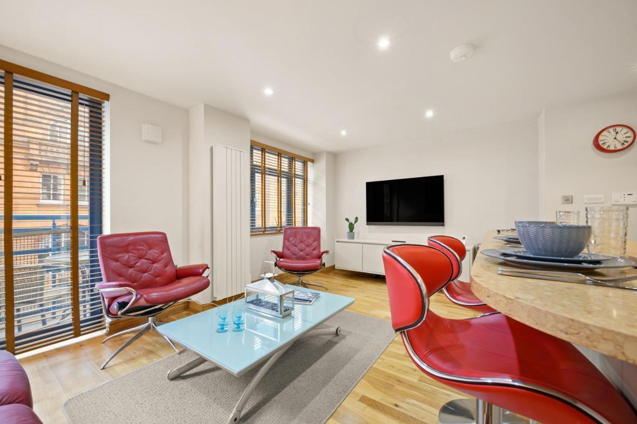 Lovely 2 Double Bedroom Flat With Patio Manchester Bagian luar foto