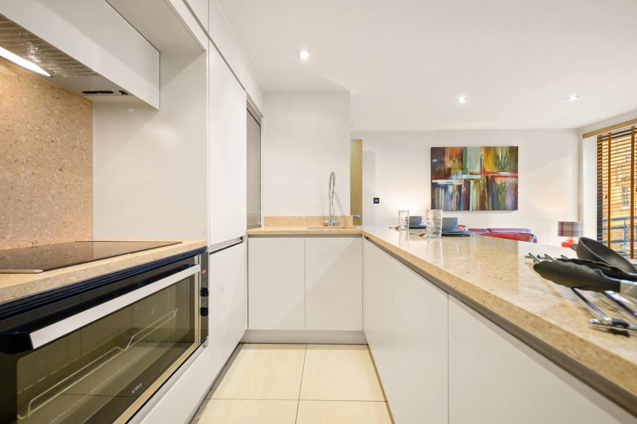 Lovely 2 Double Bedroom Flat With Patio Manchester Bagian luar foto