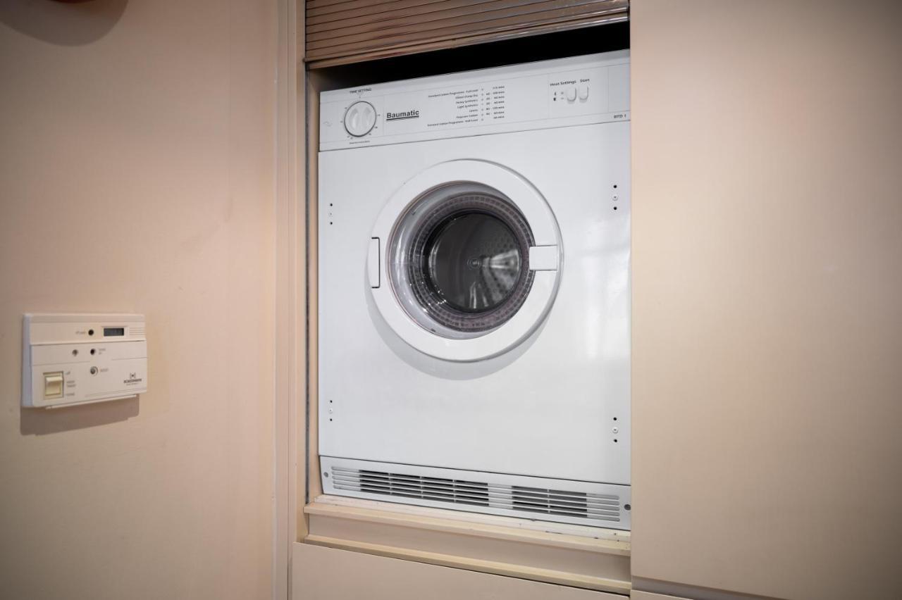 Lovely 2 Double Bedroom Flat With Patio Manchester Bagian luar foto